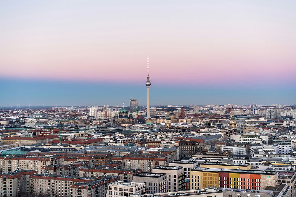 Panoramabild von Berlin mit Fernsehturm im Zentrum